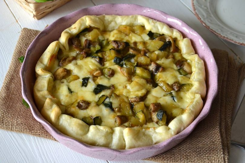 Torta salata con verdure e formaggi