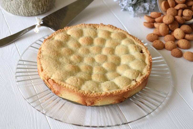 Crostata con crema e amaretti