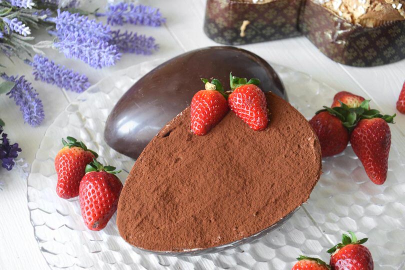 Uovo di cioccolato farcito di tiramisù