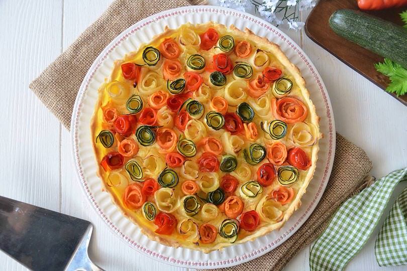 Torta salata con rose di verdure