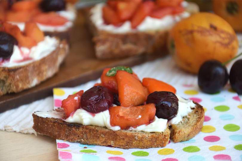 Bruschette con nespole