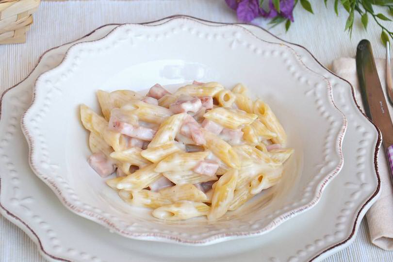 Pasta panna e prosciutto
