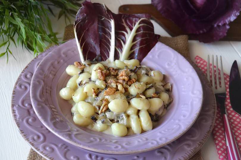 Gnocchi con radicchio e gorgonzola