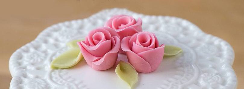 Come fare le rose in pasta di zucchero