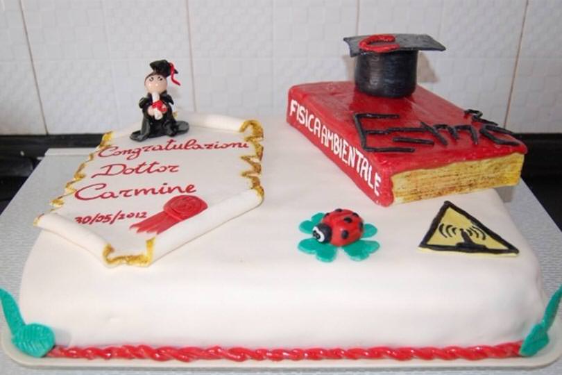 Torta di laurea con pasta di zucchero