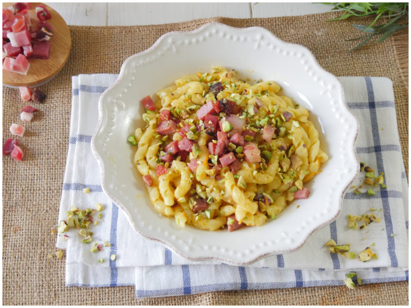 Pasta con crema di pomodorini gialli e speck