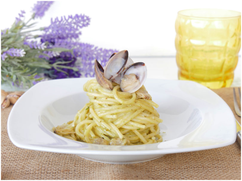 Pasta con pesto di pistacchi e vongole