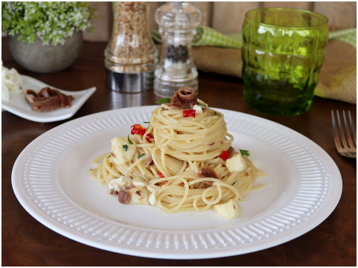 Pasta acciughe e mozzarella