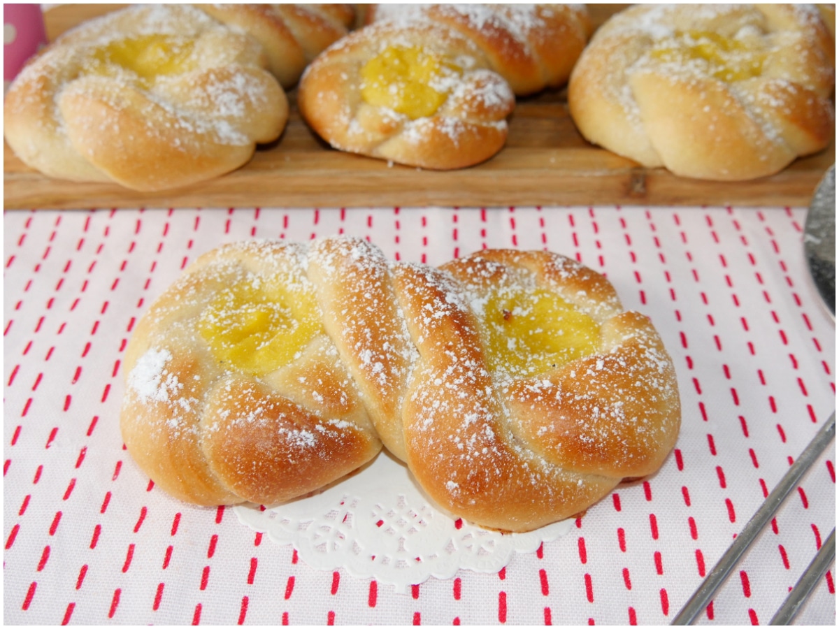 Brioche intrecciate alla crema