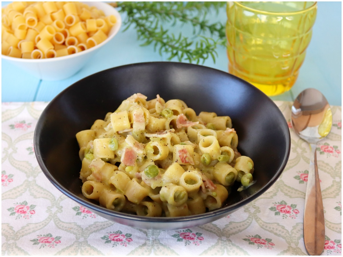 Pasta e piselli con uova