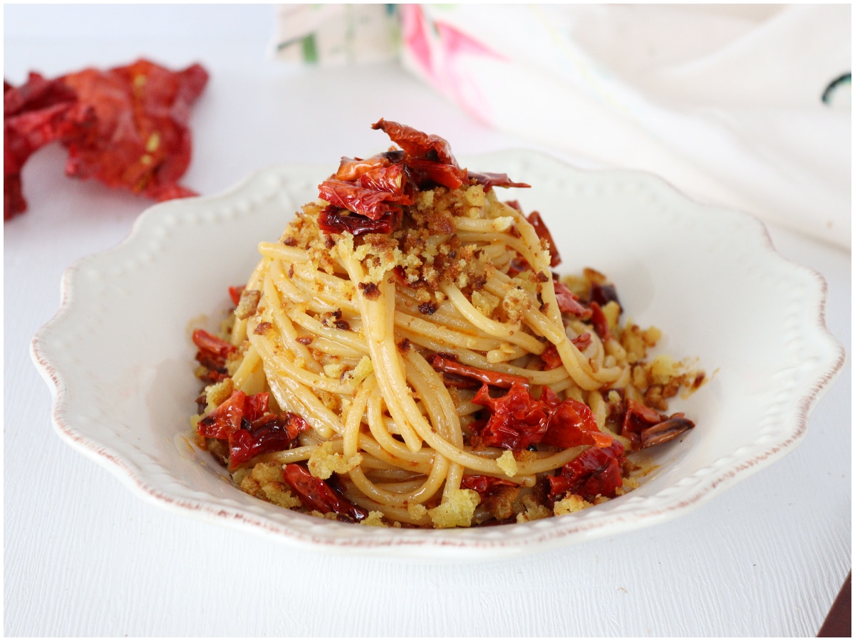 Pasta con peperoni cruschi