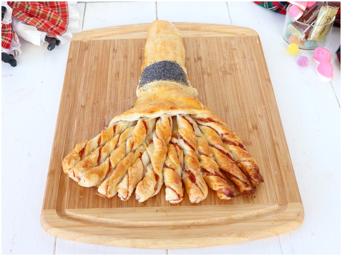Scopa della Befana di pasta sfoglia
