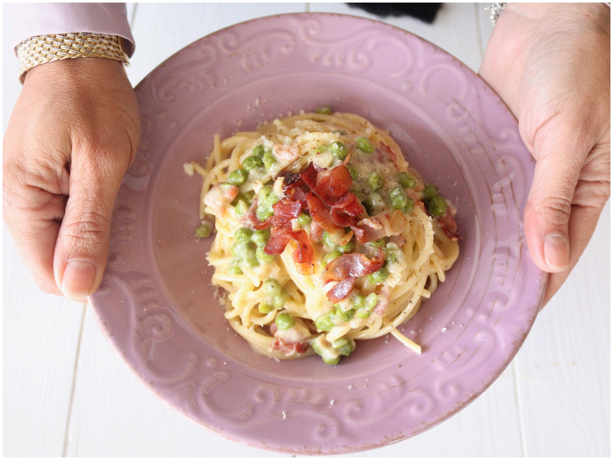Spaghetti alla robiola piselli e speck
