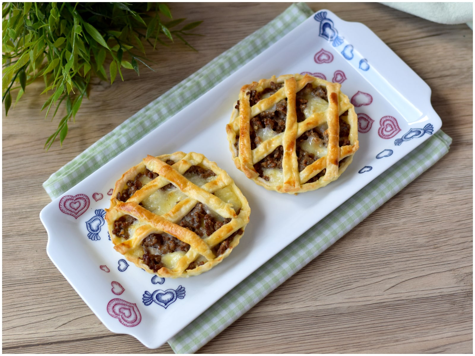 Crostatine ripiene di carne e mozzarella