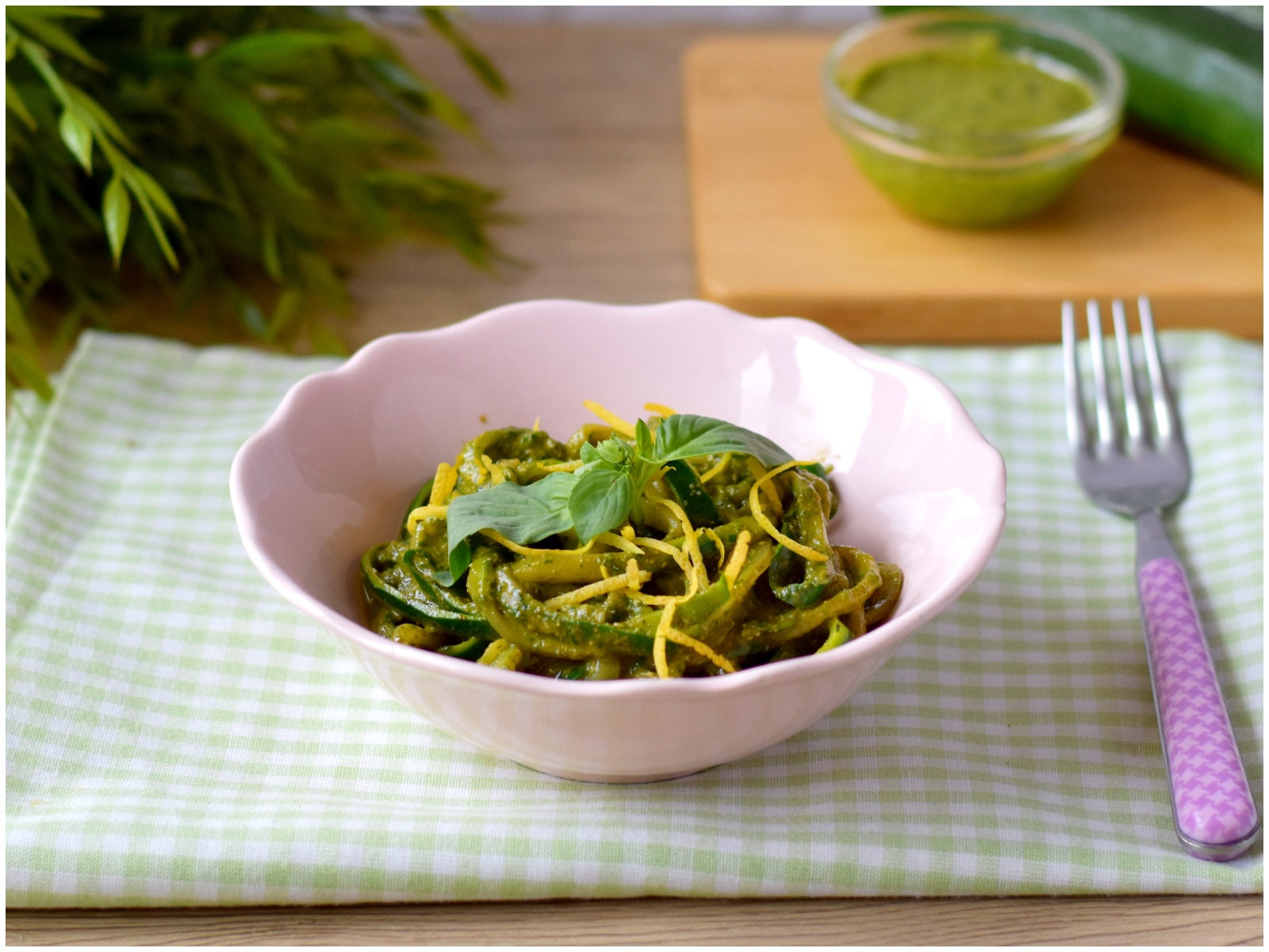 Spaghetti di zucchine al pesto